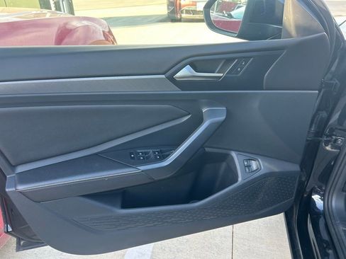 Used 2024 Volkswagen Jetta SE image 3