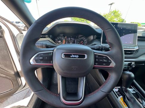 Used 2025 Jeep Compass Trailhawk AWD/4WD image 38