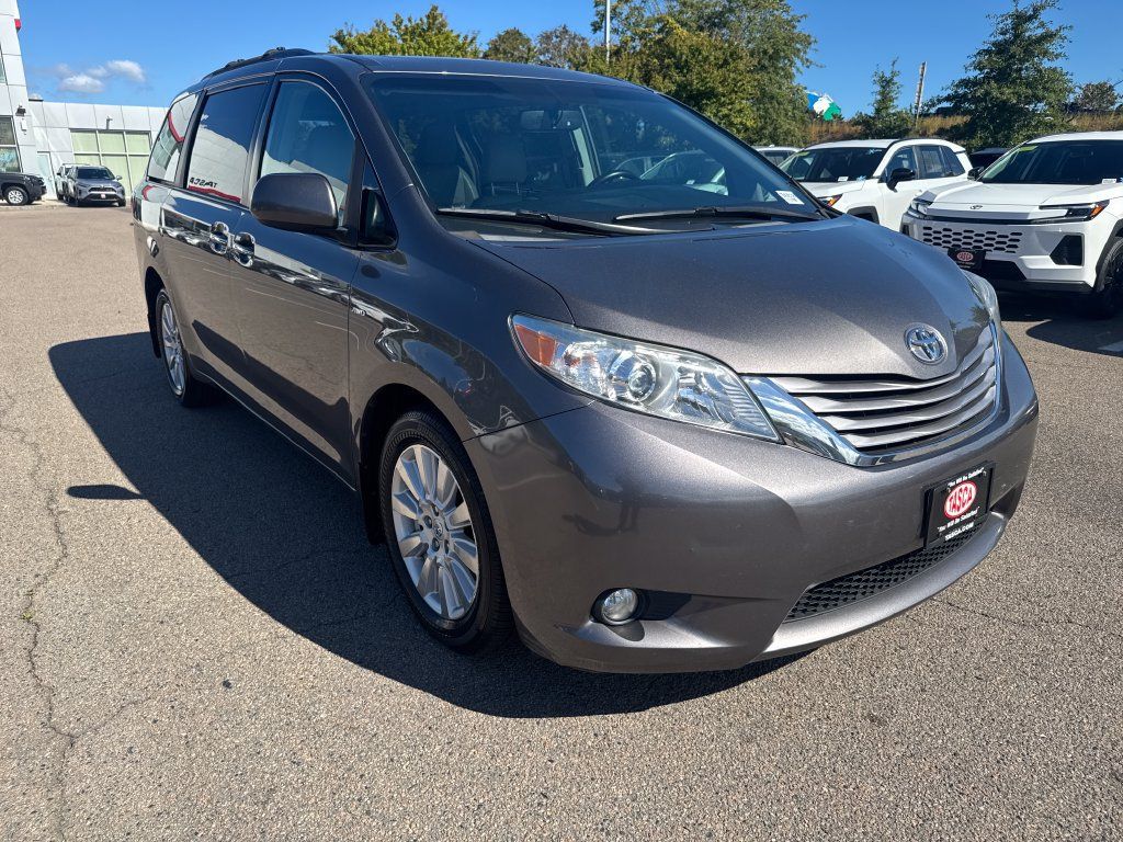 Used 2017 Toyota Sienna XLE Premium w/ Outdoor Package AWD/4WD image 12
