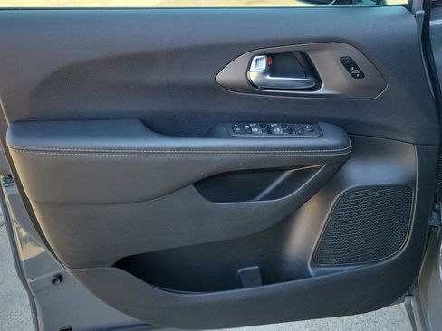 Used 2025 Chrysler Pacifica Select image 14
