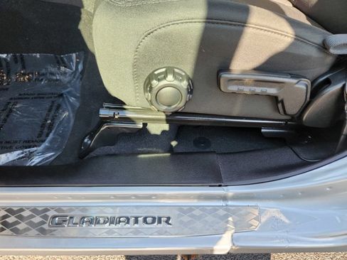 Used 2022 Jeep Gladiator Sport image 30