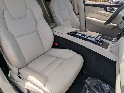 Used 2022 Volvo XC60 B5 Momentum FWD image 11