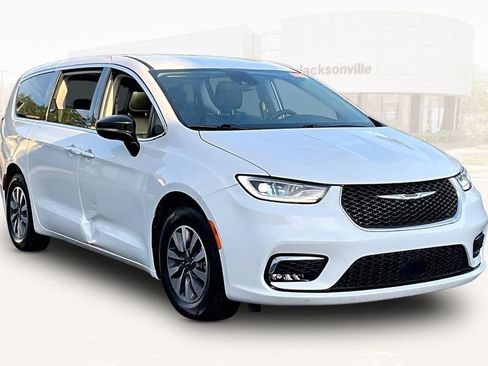 Used 2024 Chrysler Pacifica Limited FWD image 3