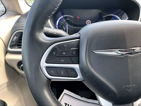 Used 2022 Chrysler Pacifica Touring-L FWD image 17