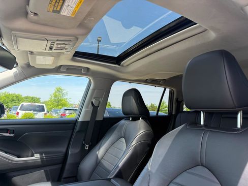 Used 2024 Toyota Highlander XLE AWD/4WD image 11