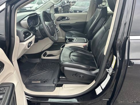 Used 2022 Chrysler Pacifica Touring-L image 9