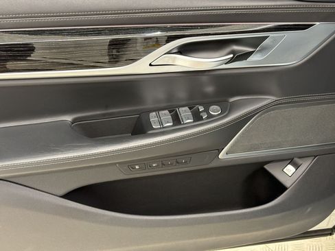 Used 2022 BMW 740i w/ M Sport Package RWD image 14
