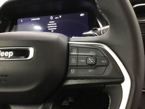 Used 2025 Jeep Grand Cherokee Altitude AWD/4WD image 40