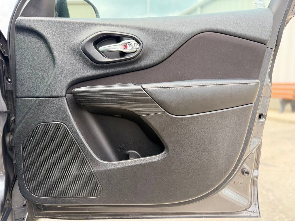 Used 2015 Jeep Cherokee Latitude FWD image 13