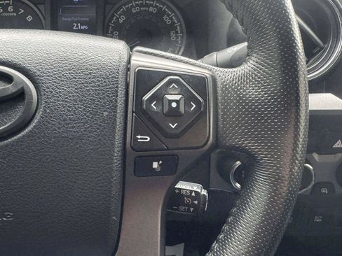 Used 2017 Toyota Tacoma TRD Off-Road w/ Premium & Technology Package AWD/4WD image 19