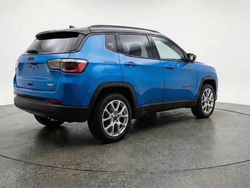Used 2025 Jeep Compass Limited image 9