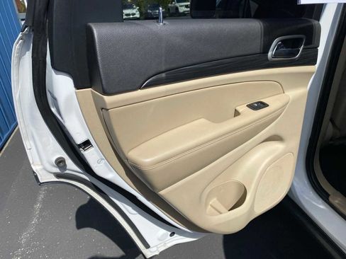 Used 2022 Jeep Grand Cherokee Laredo E AWD/4WD image 34