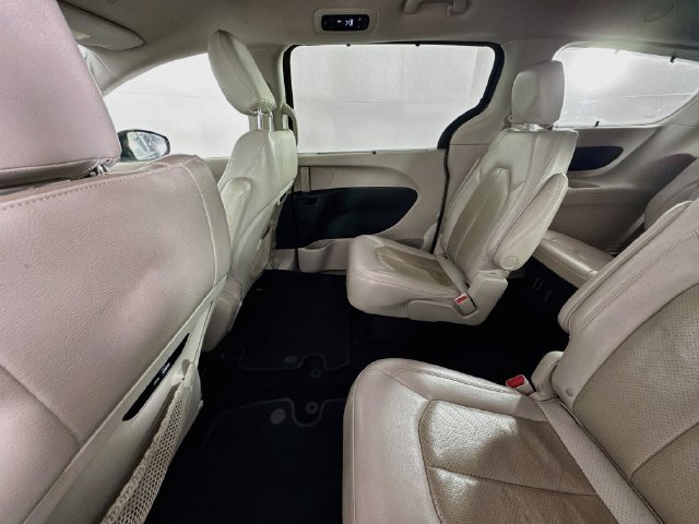 Used 2021 Chrysler Pacifica Touring-L FWD image 22