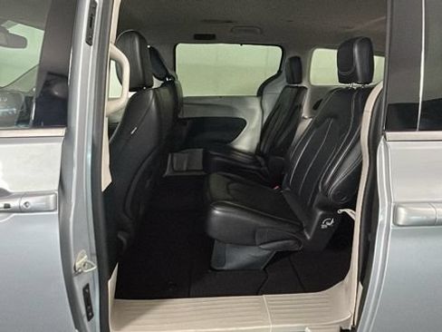 Used 2023 Chrysler Pacifica Touring-L FWD image 26