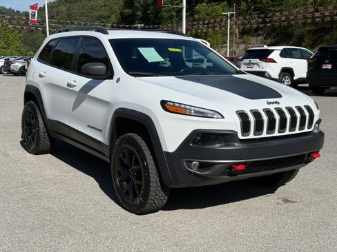 Used 2017 Jeep Cherokee Trailhawk w/ Trailer Tow Group image 6