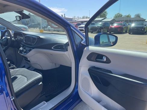 Used 2018 Chrysler Pacifica Touring Plus w/ Tire & Wheel Group FWD image 16