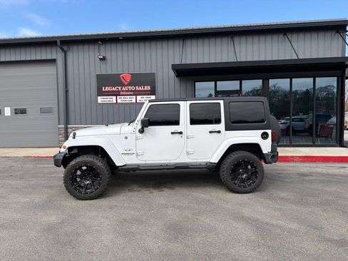 Used 2017 Jeep Wrangler Unlimited Sahara w/ Dual Top Group AWD/4WD image 2