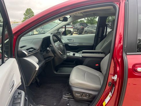 Used 2025 Toyota Sienna XLE FWD image 26