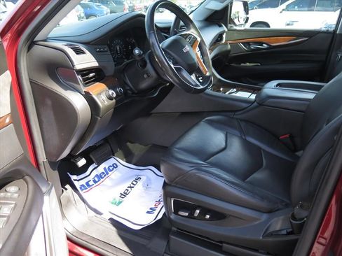 Used 2019 Cadillac Escalade Luxury AWD/4WD image 10