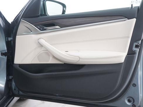 Used 2021 BMW 530i xDrive w/ Convenience Package image 9