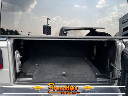 Used 2018 Jeep Wrangler Unlimited Sahara AWD/4WD image 5