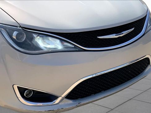 Used 2017 Chrysler Pacifica Touring-L FWD image 26
