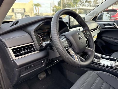 New 2026 Mitsubishi Outlander SE image 21