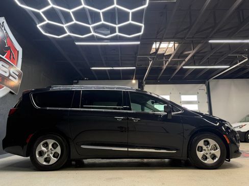 Used 2017 Chrysler Pacifica Touring-L Plus w/ Advanced Safetytec Group FWD image 9