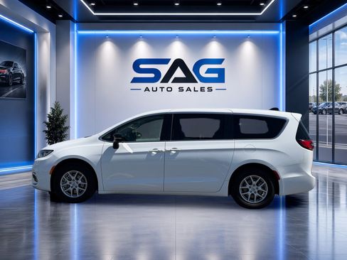 Used 2024 Chrysler Pacifica Touring-L FWD image 8