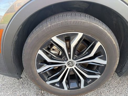 Used 2023 Toyota Crown Limited image 11