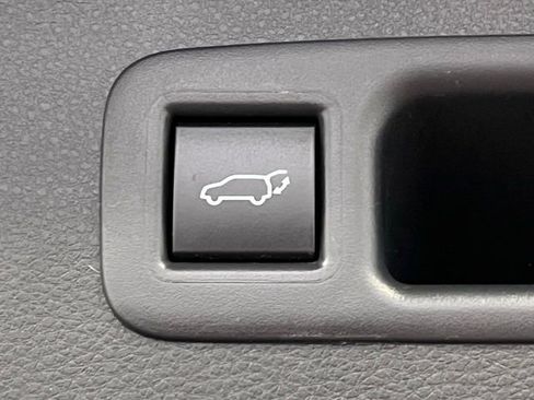 Used 2023 Toyota Highlander XLE AWD/4WD image 14