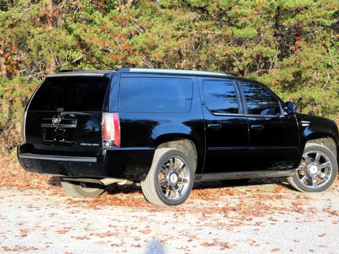 Used 2014 Cadillac Escalade ESV Premium image 3