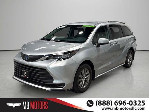 Used 2024 Toyota Sienna LE FWD image 1