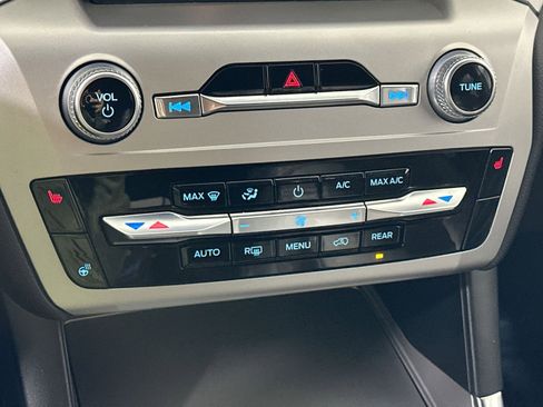 Used 2022 Ford Explorer XLT w/ Equipment Group 202A image 26