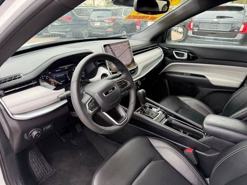Used 2025 Jeep Compass Limited AWD/4WD image 9