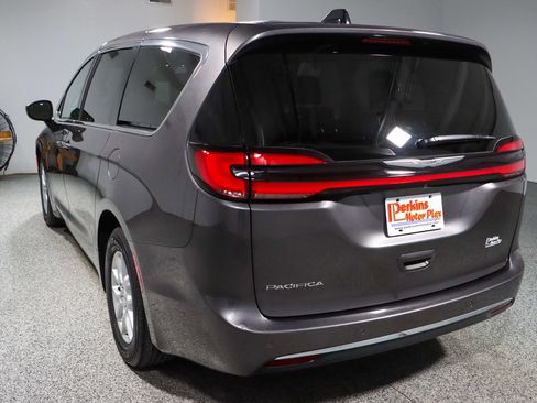Used 2023 Chrysler Pacifica Touring-L image 9