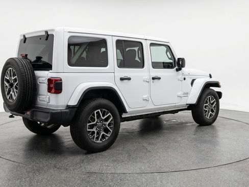 Used 2025 Jeep Wrangler Sahara AWD/4WD image 9