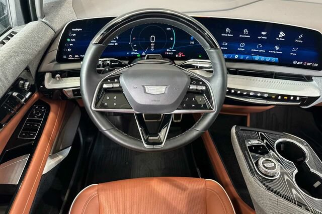Certified 2025 Cadillac Optiq Sport 2 w/ LPO, ONYX Package AWD/4WD image 14
