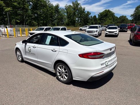 Used 2020 Ford Fusion SE FWD image 3
