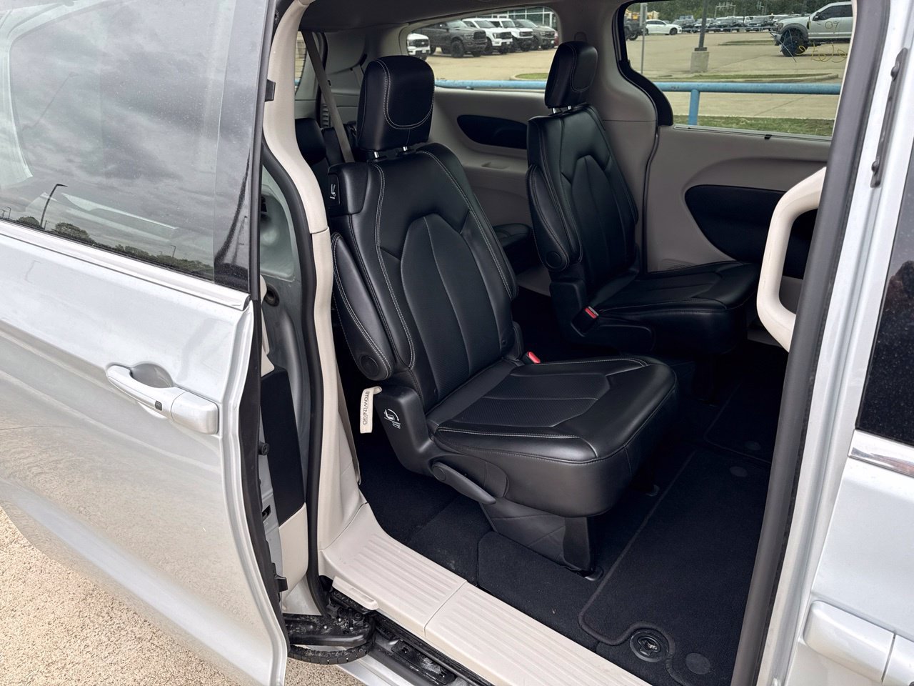 Used 2024 Chrysler Pacifica Touring-L FWD image 13