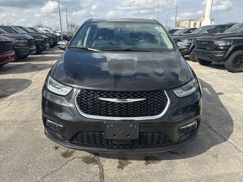 Used 2023 Chrysler Pacifica Limited image 2