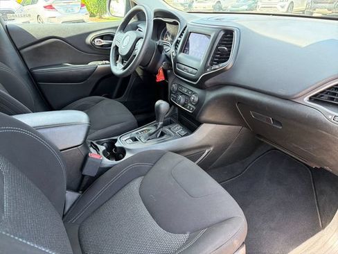 Used 2021 Jeep Cherokee Latitude FWD image 24