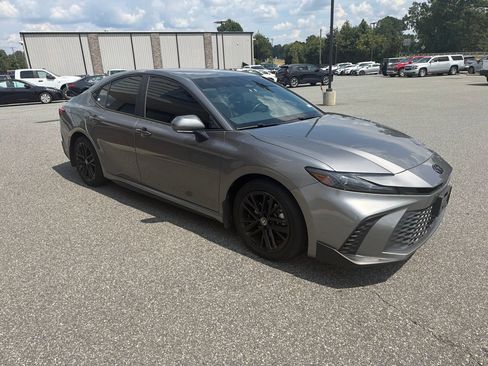 Used 2025 Toyota Camry SE FWD image 11