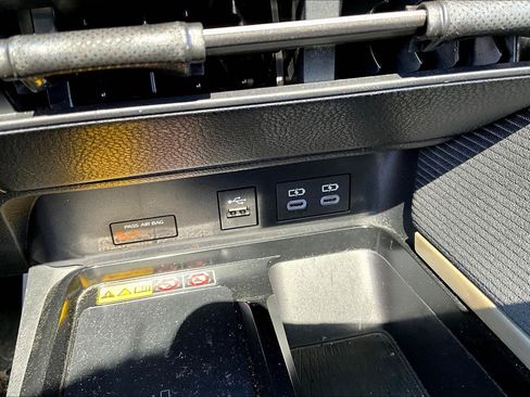 Used 2025 Toyota Camry SE w/ Convenience Package image 16