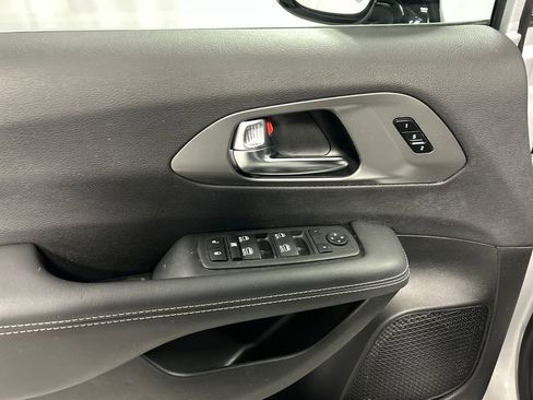 Used 2026 Chrysler Pacifica Select image 14