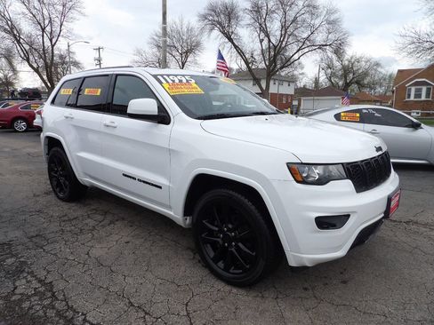 Used 2018 Jeep Grand Cherokee Altitude image 3