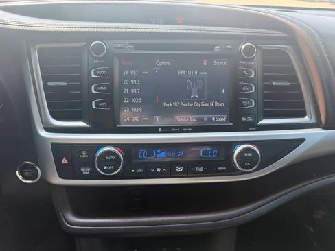 Used 2016 Toyota Highlander XLE AWD/4WD image 12
