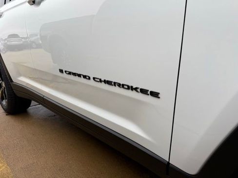 New 2025 Jeep Grand Cherokee Limited w/ Black Appearance Package image 6