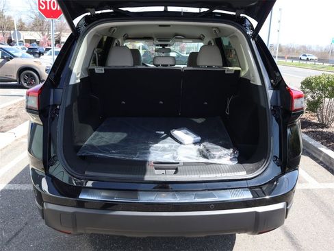 Certified 2025 Nissan Rogue SV image 28