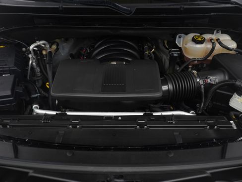 Used 2023 GMC Yukon XL SLT image 32